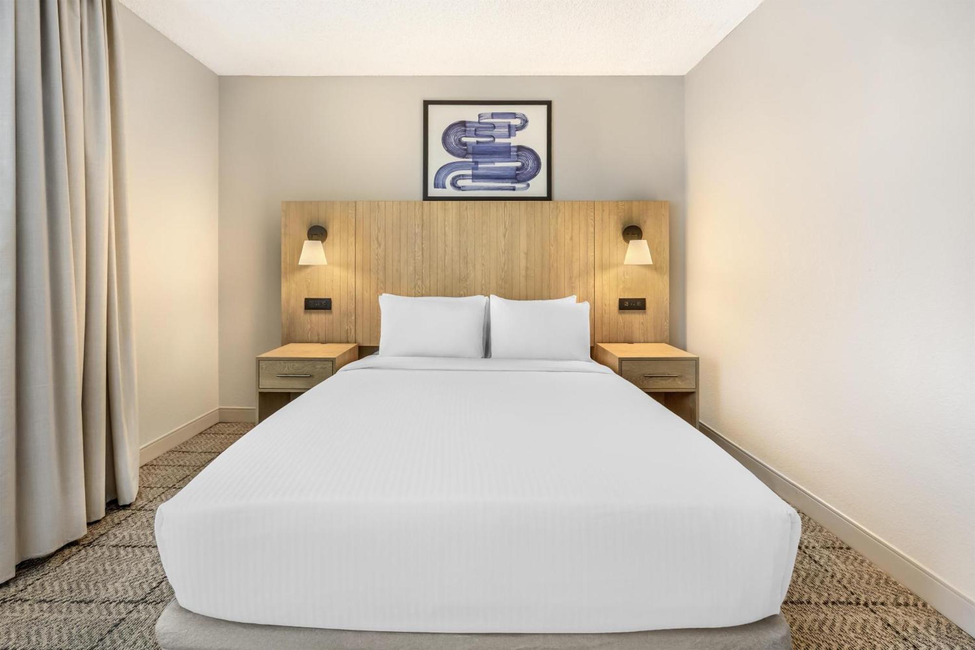 One-Bedroom Queen Suite Bathtub Mobility Accessible,1765813693:JPEG